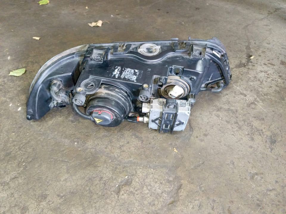 Bmw E39 left Headlight - Private Seller