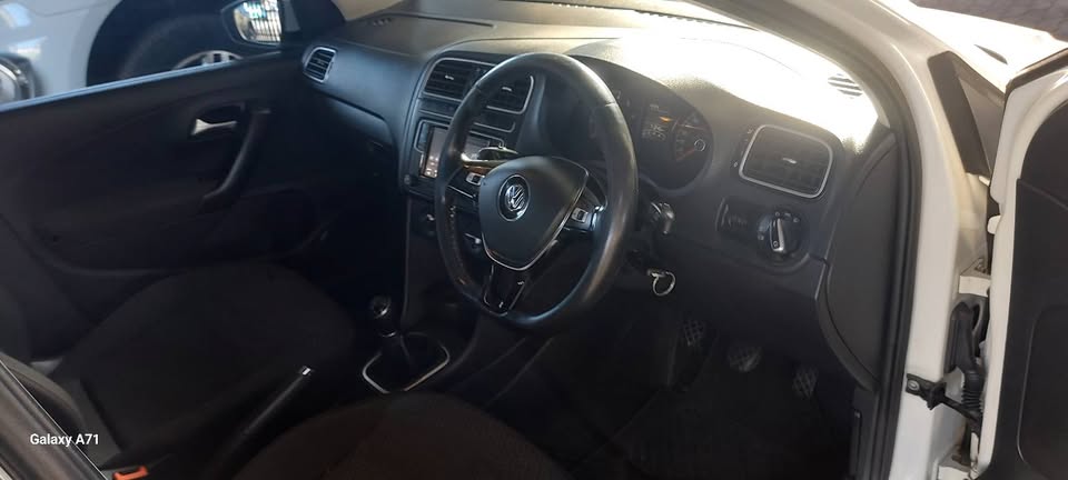 Volkwogen Polo6 1.4 Manual petrol sedan