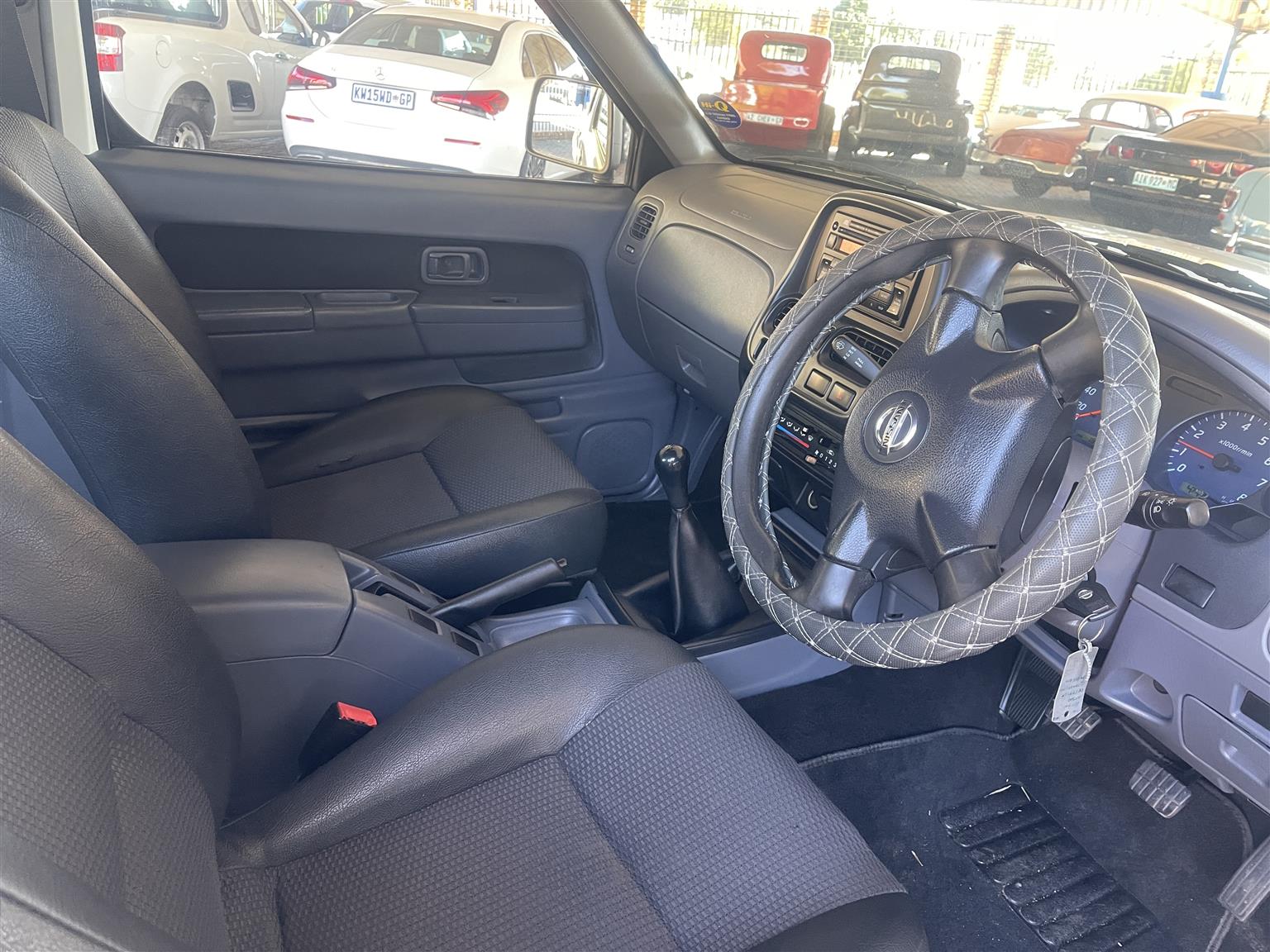 nissan np300 2.4i hi rider double cab bakkie