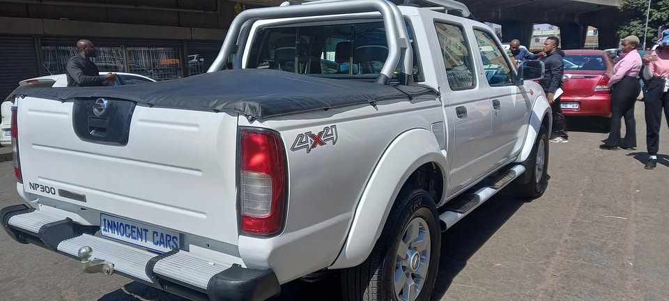 2015 NISSAN NP300 2.4 MANUAL.. PETROL.. DOUBLE CAB 96000KM WHITE COLOR