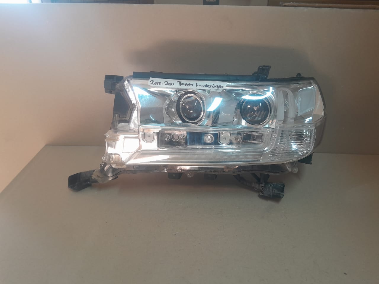 2018-2021 TOYOTA LANDCRUSIER LEFT SIDE HEADLIGHT FOR SALE - Private Seller 2018-2021 TOYOTA LANDCRUSIER LEFT SIDE HEADLIGHT FOR SALE - Private Seller