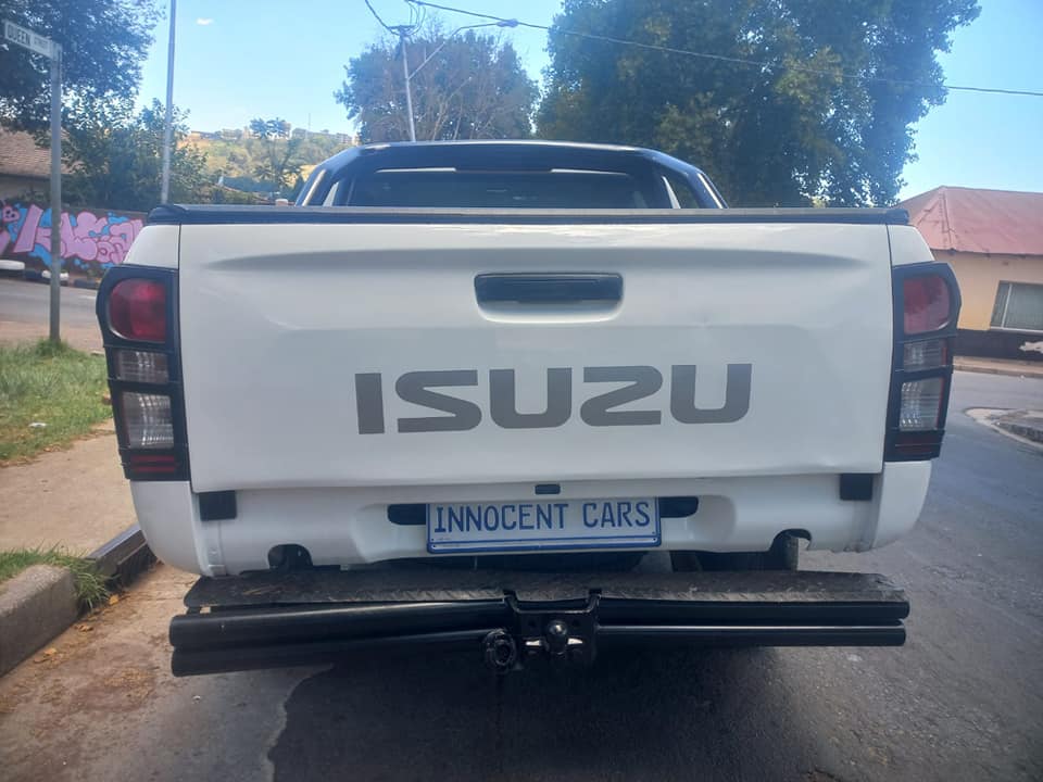 2018 ISUZU KB250 DMAX DIESEL D-CAB, WHITE COLOR, MILEAGE. SERVICE HISTORY.