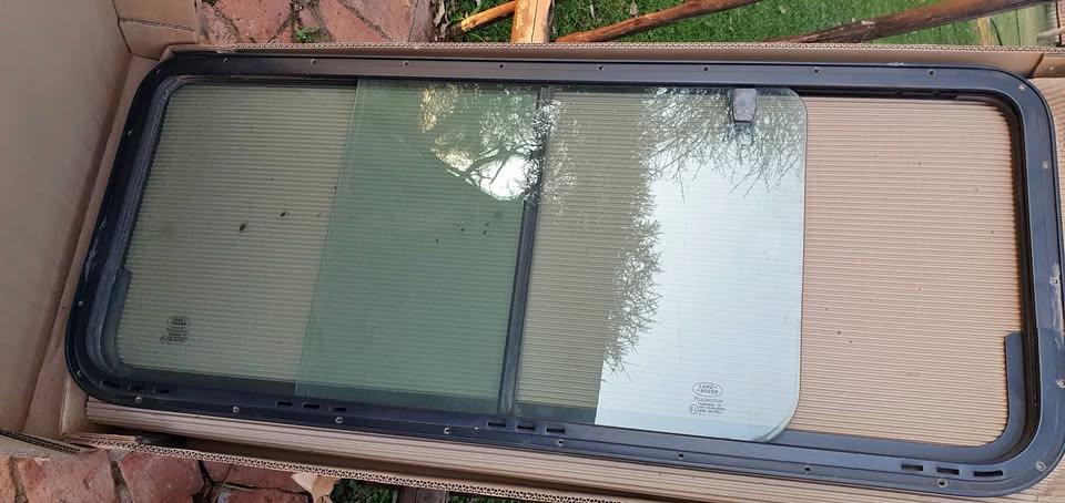 Rear left and right side windows for Defender S/W