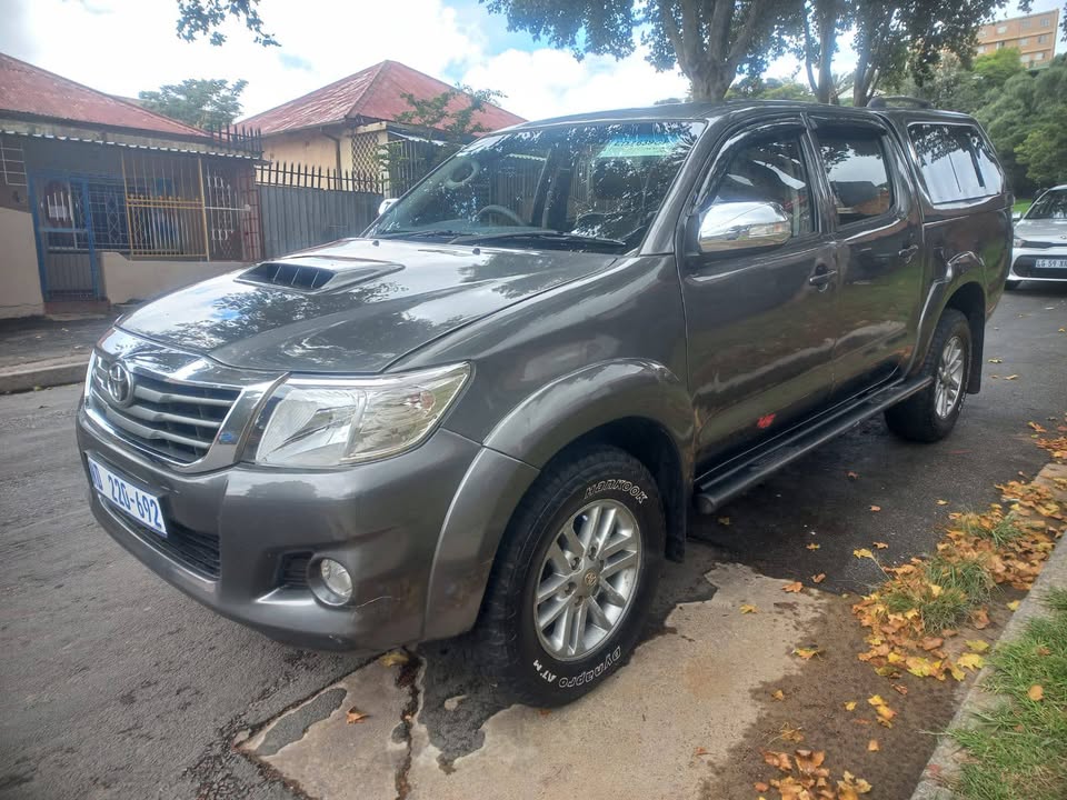 2015 Toyota Hilux Double Cab 3.0 D4D DIESEL, Manual, Legend 45 Canopy, Grey
