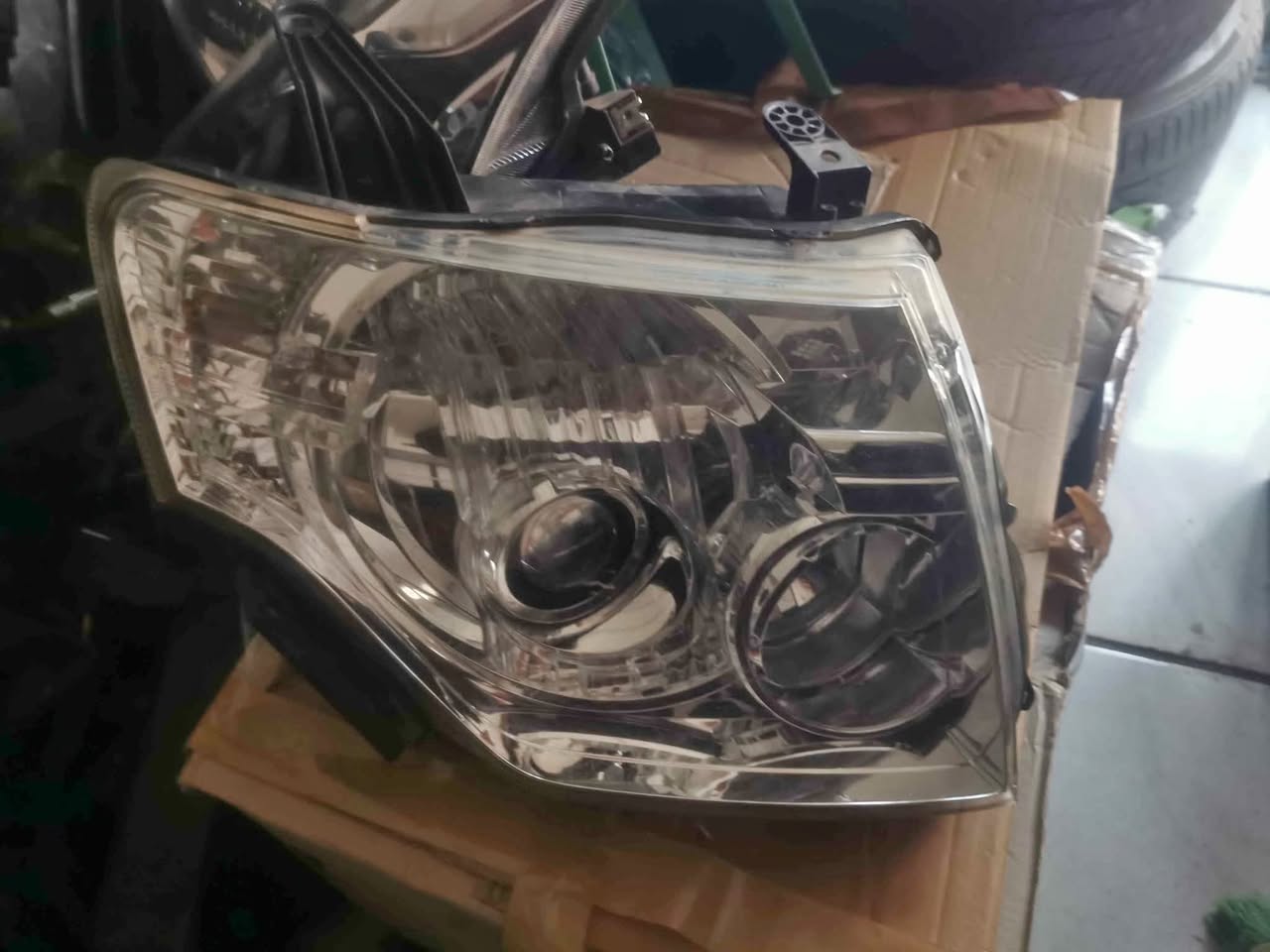 Mitsubishi Pajero 2010 upwards right xenon headlight - Private Seller Mitsubishi Pajero 2010 upwards right xenon headlight - Private Seller
