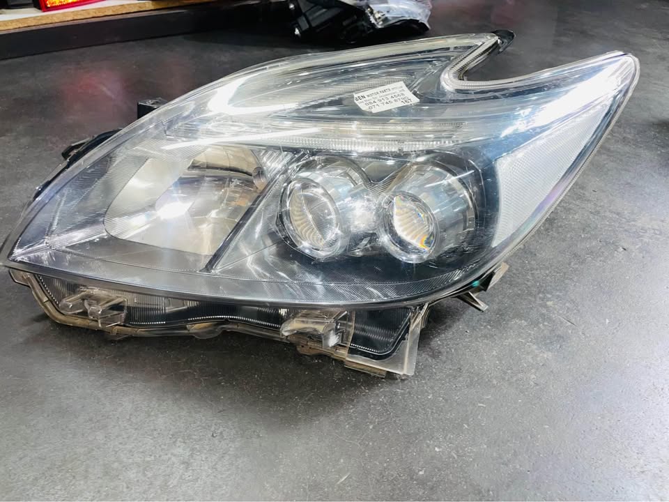Toyota Prius headlight - Private Seller Toyota Prius headlight - Private Seller