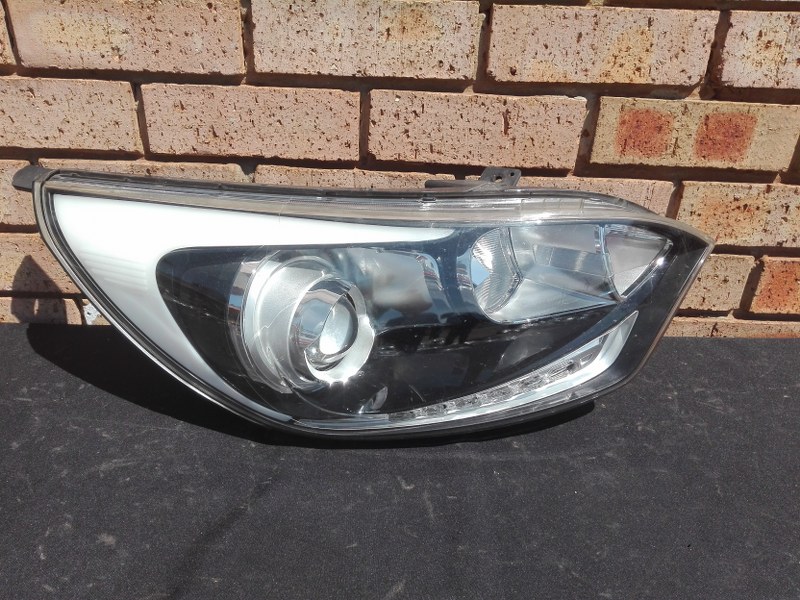 Kia Rio Tec Right Side Headlight - Private Seller Kia Rio Tec Right Side Headlight - Private Seller