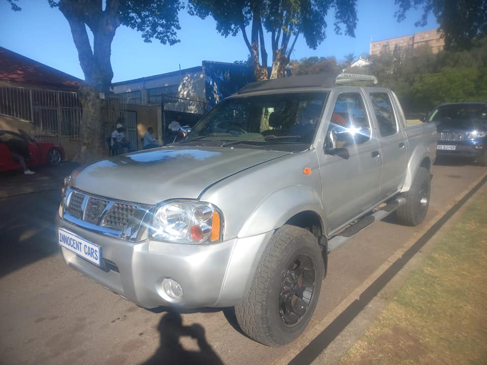 2010 NISSAN NP300 BAKKIE DOUBLE CAB 2.0 PETROL, MANUAL, SILVER COLOR, MILEAGE 160000KM