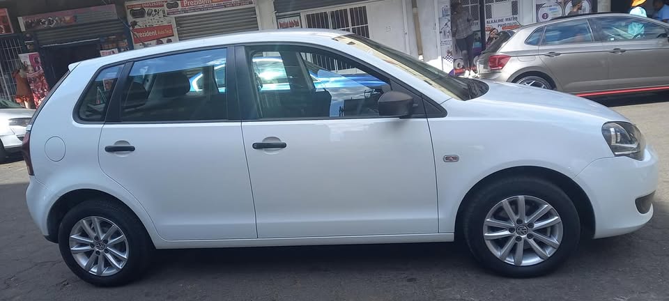 2015 VW POLO VIVO 1.4 PETROL HATCHBACK, MANUAL, WHITE COLOUR, MILEAGE