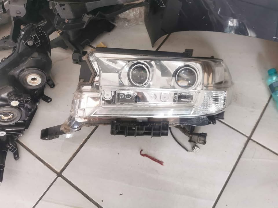 Toyota land Cruiser left headlight 2020 - Private Seller Toyota land Cruiser left headlight 2020 - Private Seller