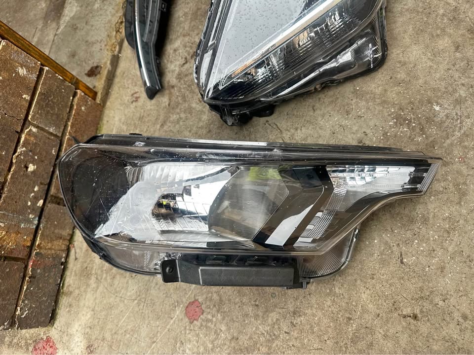 Kia Sonet left side headlight - Private Seller Kia Sonet left side headlight - Private Seller