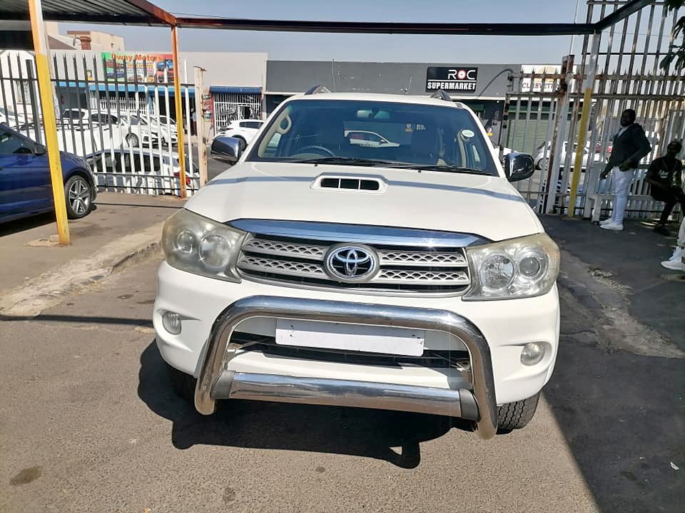 2010 Toyota Fortuner 3.0 D4D 4×2 seven seater with a leather seat
