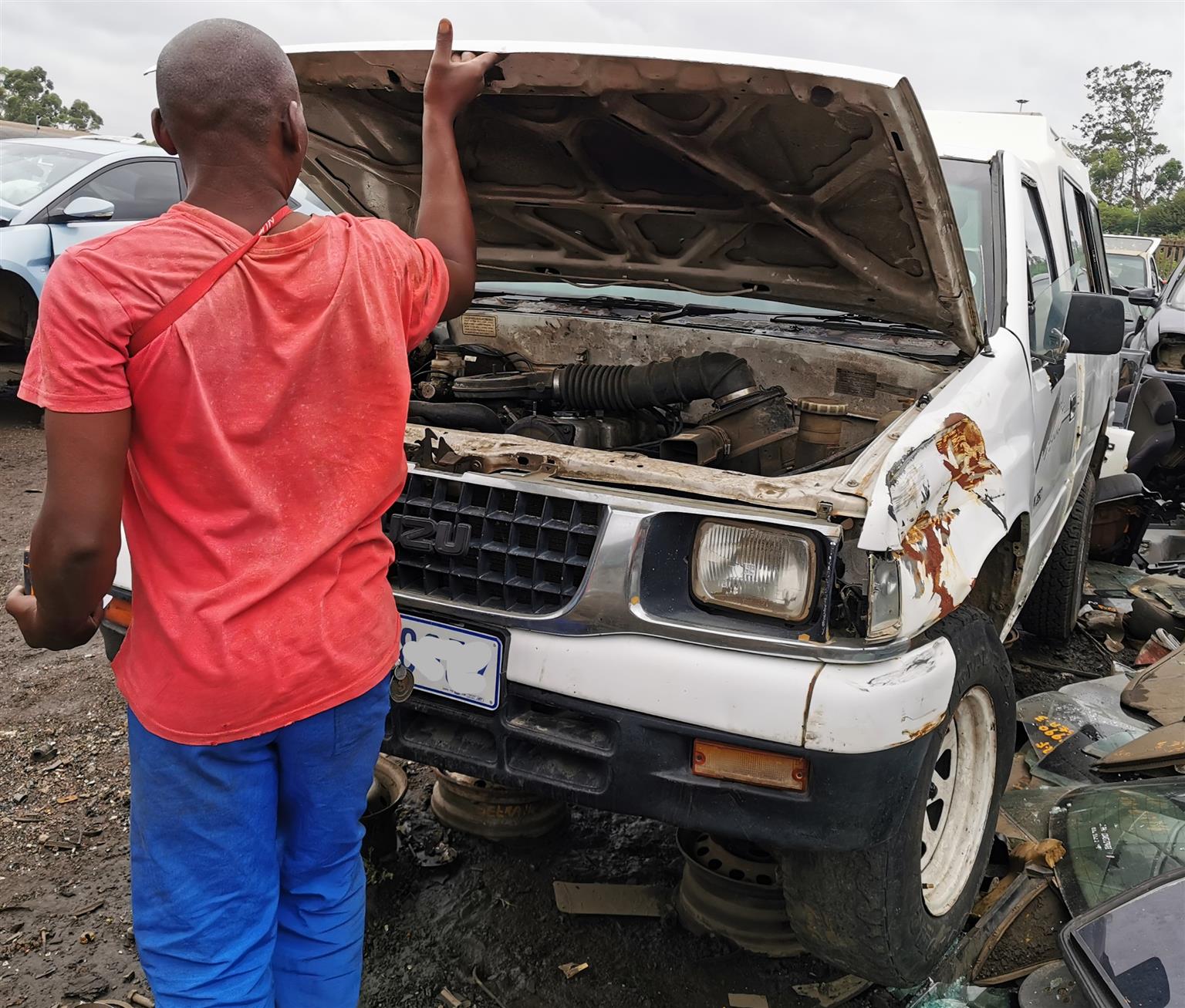 Stripping 1995 Isuzu KB200 for spare parts.
