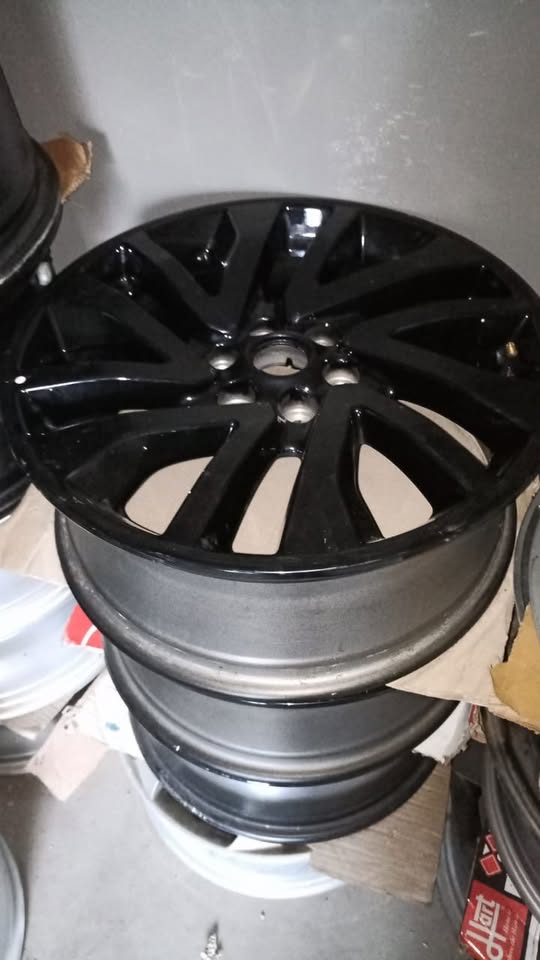 18" Nissan Navara original black mag to use for spare - Private Seller