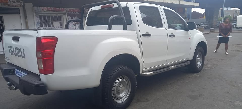 USED 2017 ISUZU KB 250 DIESEL, MANUAL, WHITE COLOUR, DOUBLE CAB, MILEAGE 20000KM