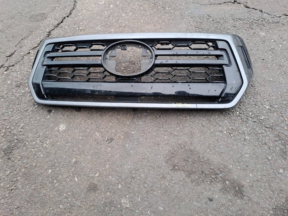 Toyota Hilux GD6 Front Grille Facelift R10 - Private Seller Toyota Hilux GD6 Front Grille Facelift R10 - Private Seller