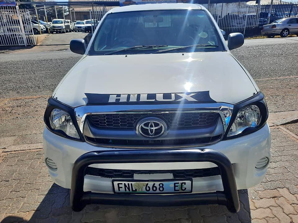 2011 Toyota Hilux 2.5D D4D 4×4 Double Cab with Canopy and a Nice interior seat