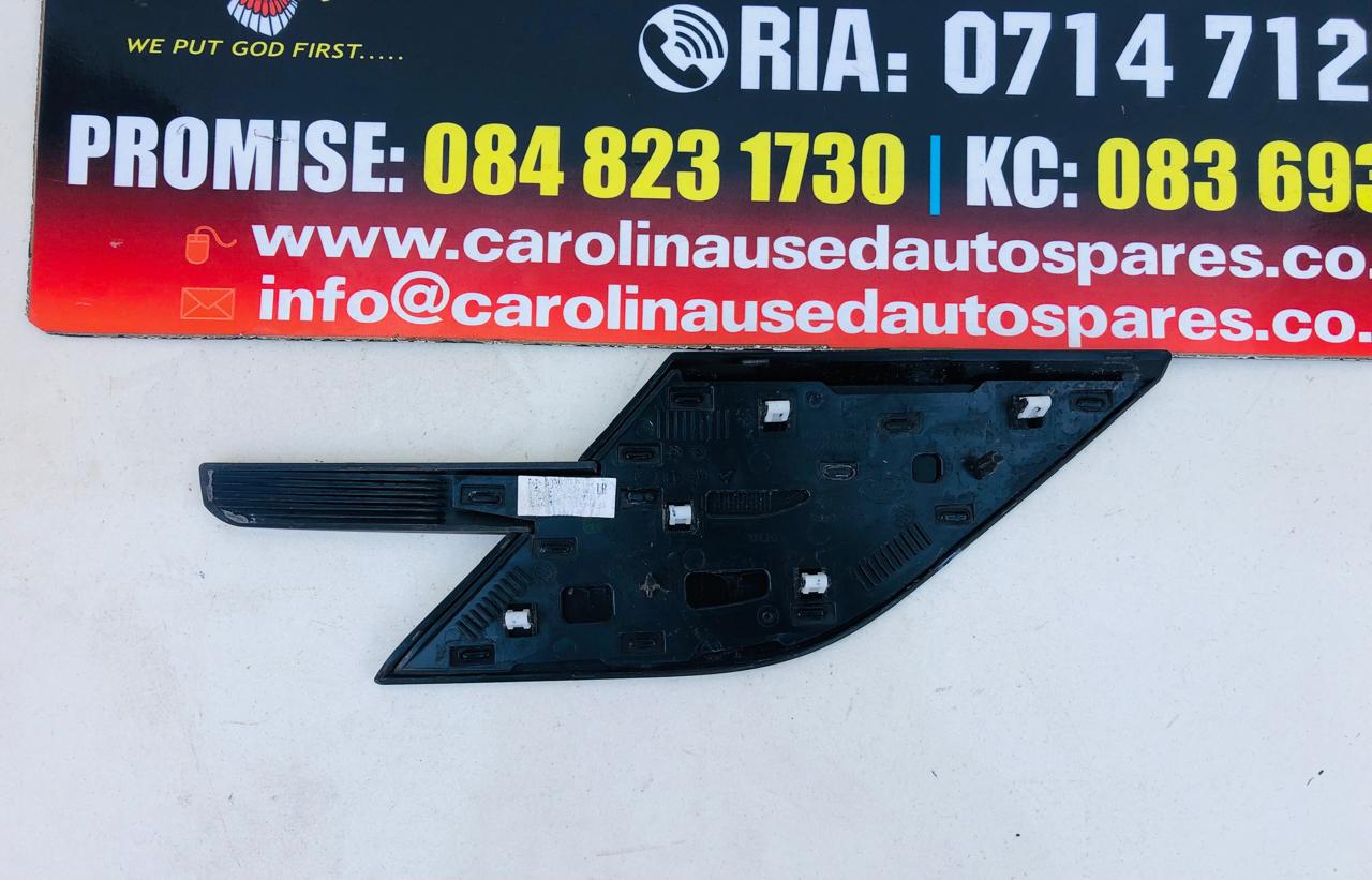 Range Rover Sport L461 left side fender grill (2023) - Private Seller Range Rover Sport L461 left side fender grill (2023) - Private Seller