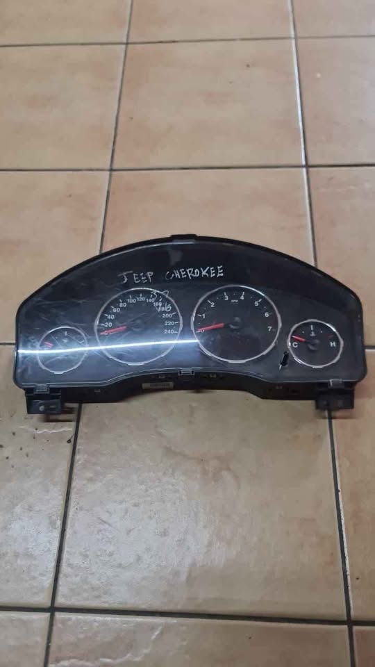 Jeep Cherokee cluster
