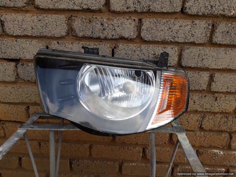 Mitsubishi Triton Right Headlight & Grill - Private Seller Mitsubishi Triton Right Headlight & Grill - Private Seller