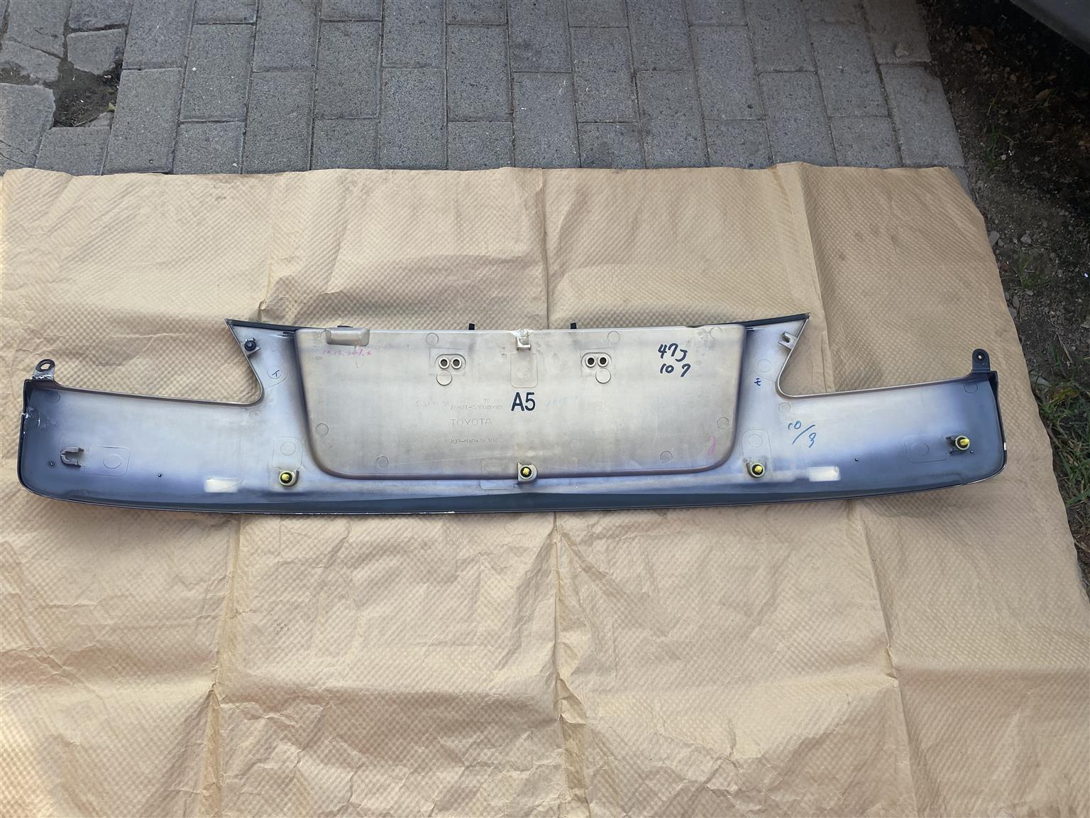2013 LEXUS IS 250 BOOTLID ARCH MOULDING FOR SALE. IN EXCELLENT CONDITION