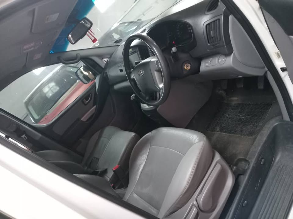 2013 Hyundai H1 2.4 Petrol manual white color  Reverse Camera  Leather Seat  115000km