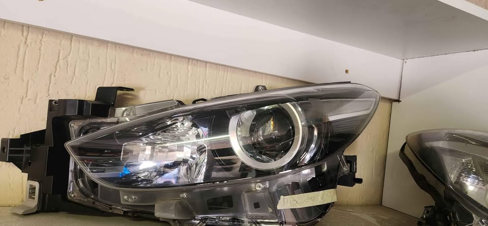 Mazda 3 headlight super clean - Private Seller