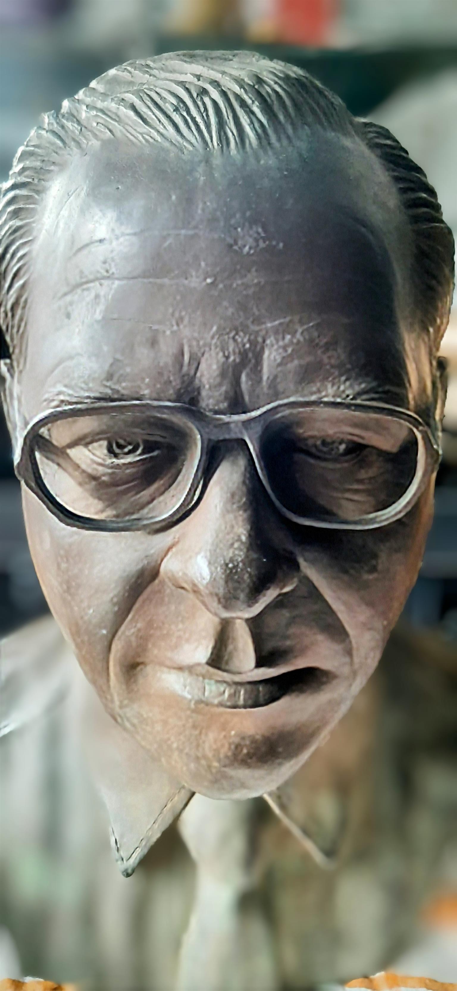 Solid bronze bust Hennie du toit 1985 Solid bronze bust Hennie du toit 1985