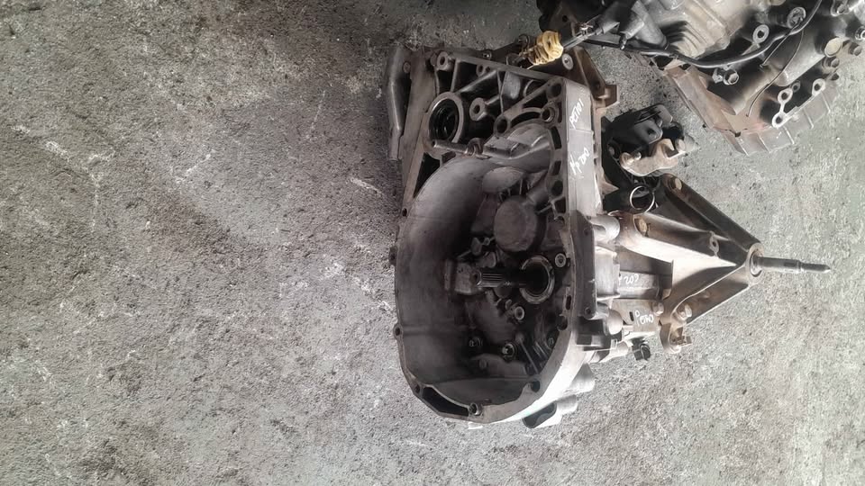 Nissan np200 manual 5 speed petrol gearbox 4 sale - Private Seller