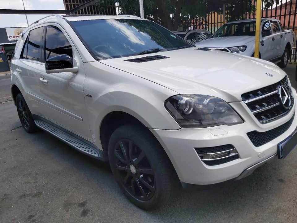 2012 Mercedes Benz MI350 4 Matic Automatic with a leather seat and sunroof Reserves Camera