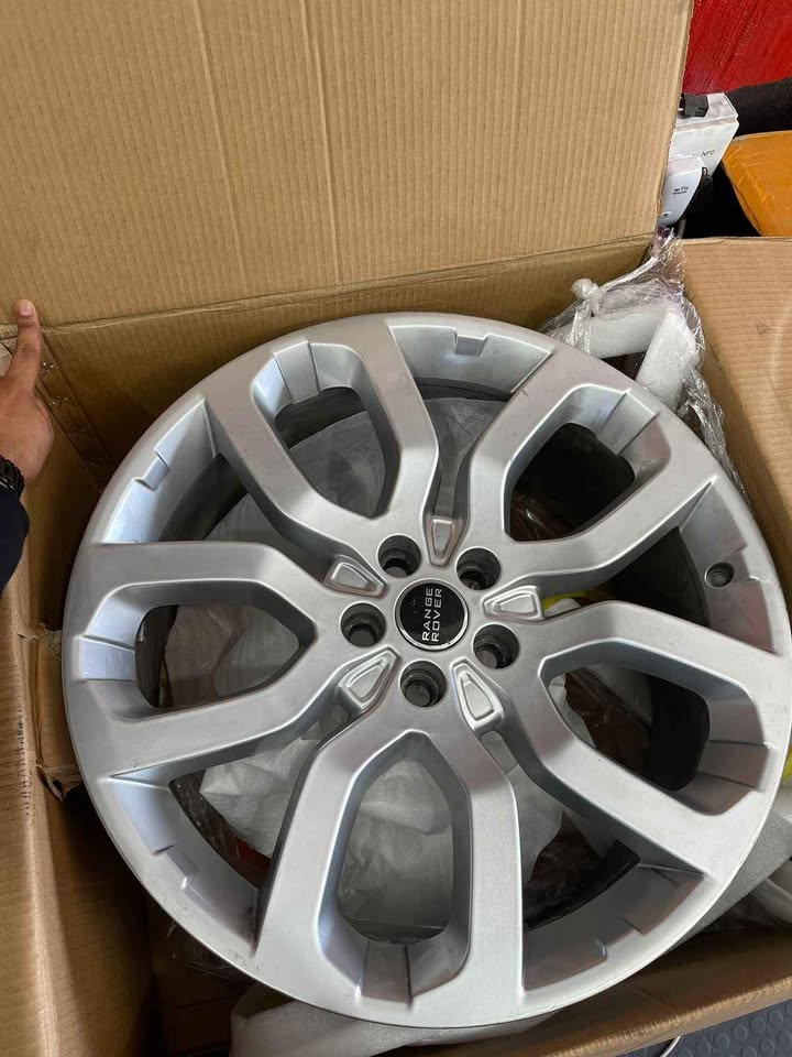 Range Rover Sport, Vogue and Evoque rims size 22 inches - Private Seller Range Rover Sport, Vogue and Evoque rims size 22 inches - Private Seller