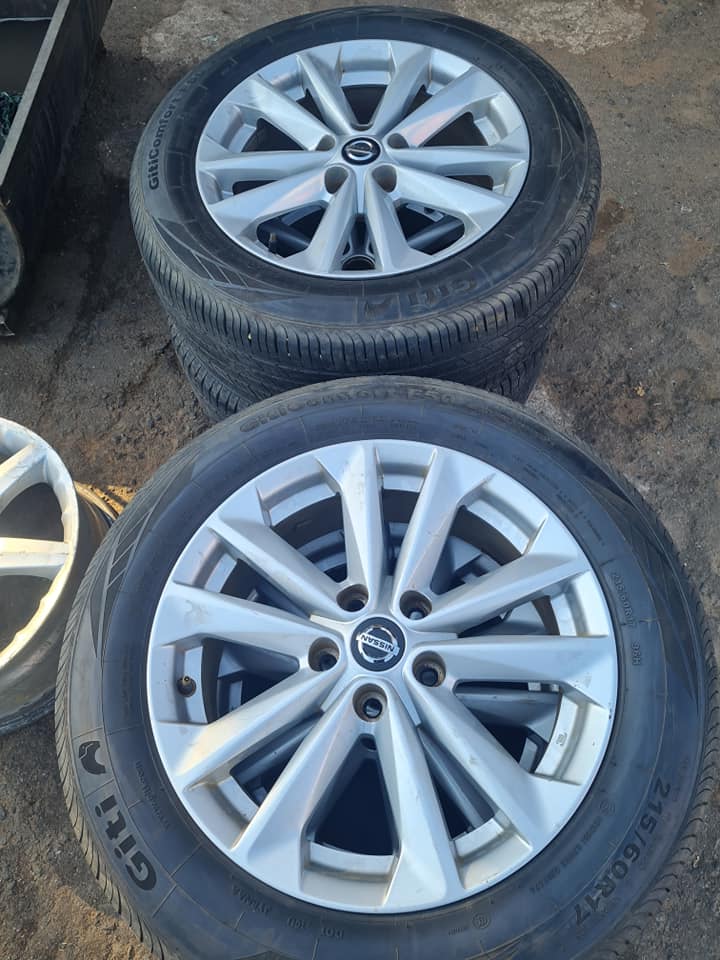 Nissan quashiqai/juke original alloy mags 17+tyres used still in good condition