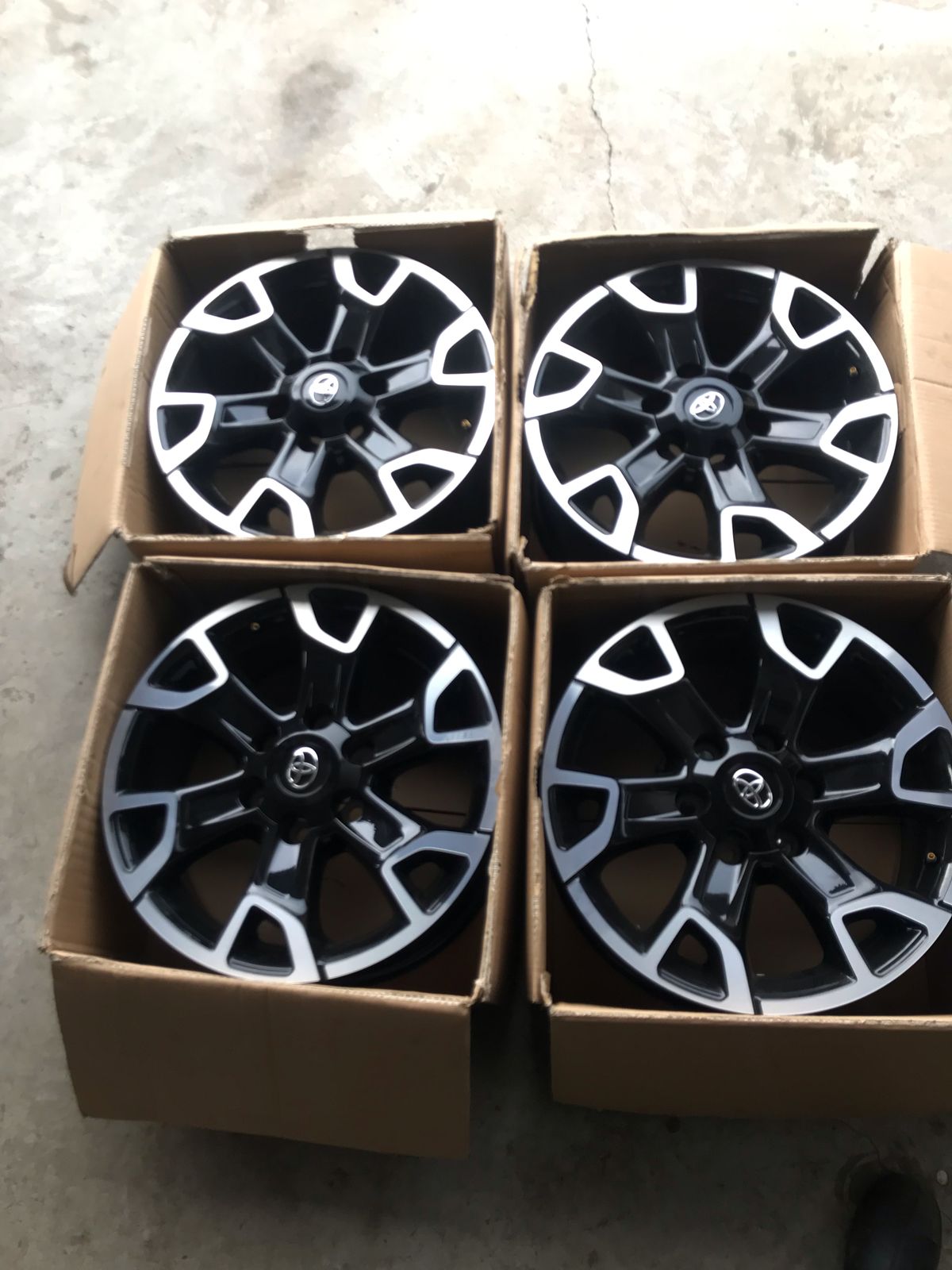 TOYOTA HILUX LEGEND 50 RIMS size 18 new - Private Seller