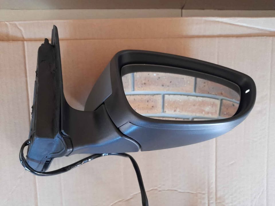 VW JETTA 6 BRAND NEW DOOR MIRROR ELECTIC WITH INDICATOR FOR SALE