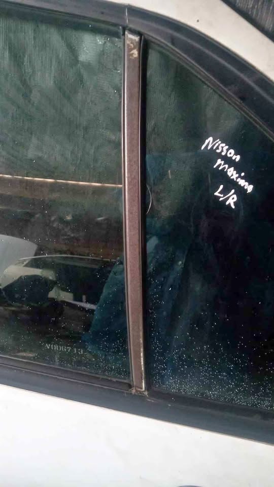 Nissan Maxima 3.0 V6 2000 Left Rear Glass Divider - Private Seller Nissan Maxima 3.0 V6 2000 Left Rear Glass Divider - Private Seller
