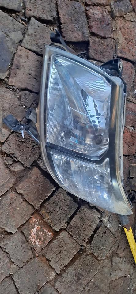 Toyota Hilux 3.0 D4D Left Side Headlight For Sale - Private Seller Toyota Hilux 3.0 D4D Left Side Headlight For Sale - Private Seller