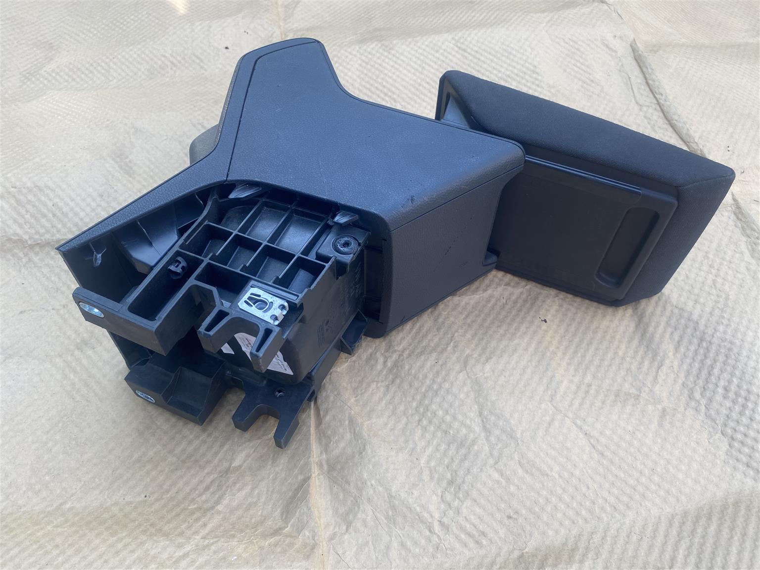 2021 VW POLO 8 CENTER ARM REST FOR SALE. IN PRISTINE CONDITION