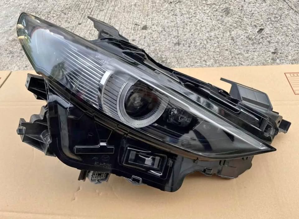 Mazda 3 Headlight Headlamp 2021 2022 2023 - Private Seller Mazda 3 Headlight Headlamp 2021 2022 2023 - Private Seller