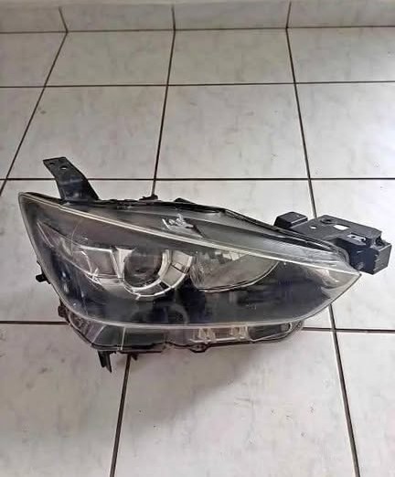 Mazda Cx3 Headlight Right Side 2018 Used Auto Body Spare Parts - Private Seller Mazda Cx3 Headlight Right Side 2018 Used Auto Body Spare Parts - Private Seller