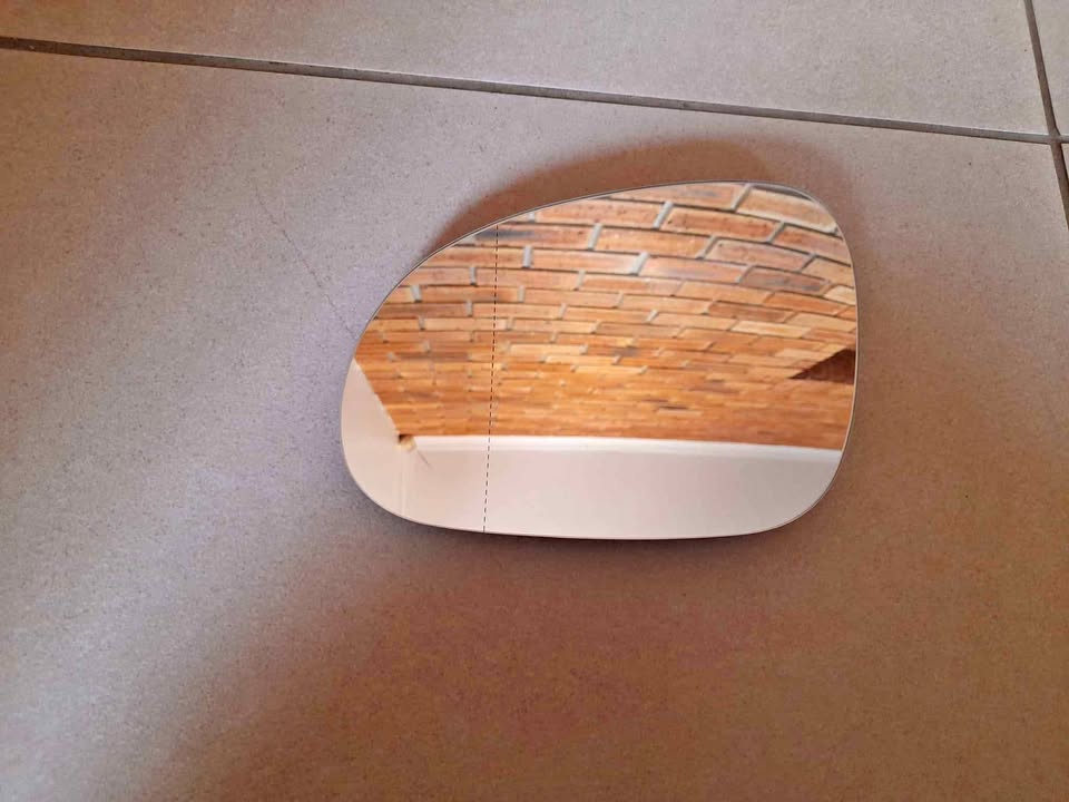 VW GOLF 5 BRAND NEW DOOR MIRROR GLASS FOR SALE (FREE FITMENT)