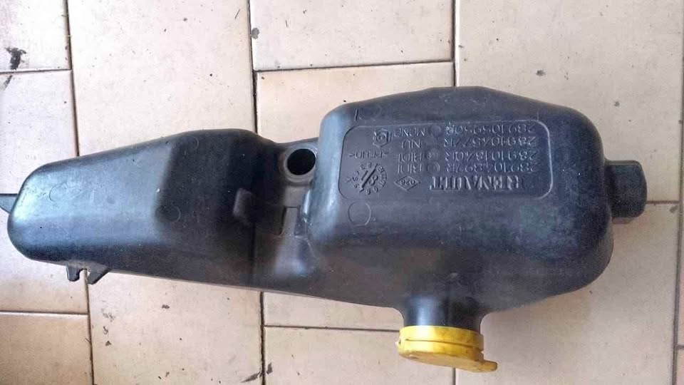 Renault Sandero 2018 900t windscreen washer bottle - Private Seller Renault Sandero 2018 900t windscreen washer bottle - Private Seller
