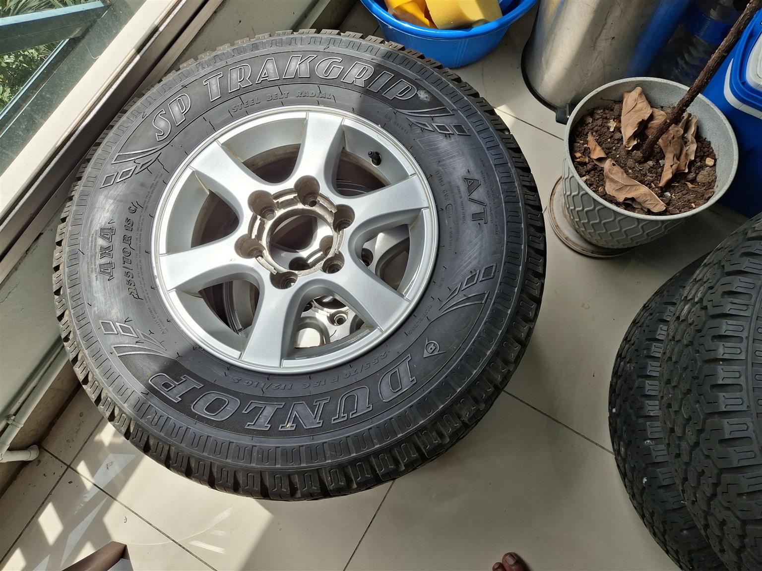 4 Tyres and rims, 255/70R15 Dunlop SP Trackgrip 4X4. Rims : Isuzu go big