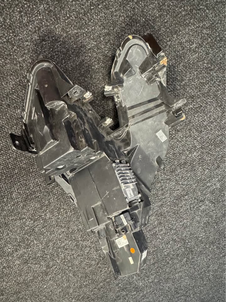 Mahindra XUV700 LH headlamp (with modules and brackets) - Private Seller Mahindra XUV700 LH headlamp (with modules and brackets) - Private Seller