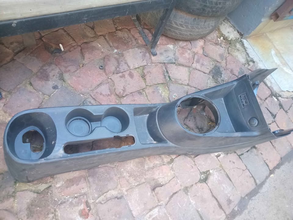 Hyundai i20 2012 model console for sale WhatsApp or cell - Private Seller