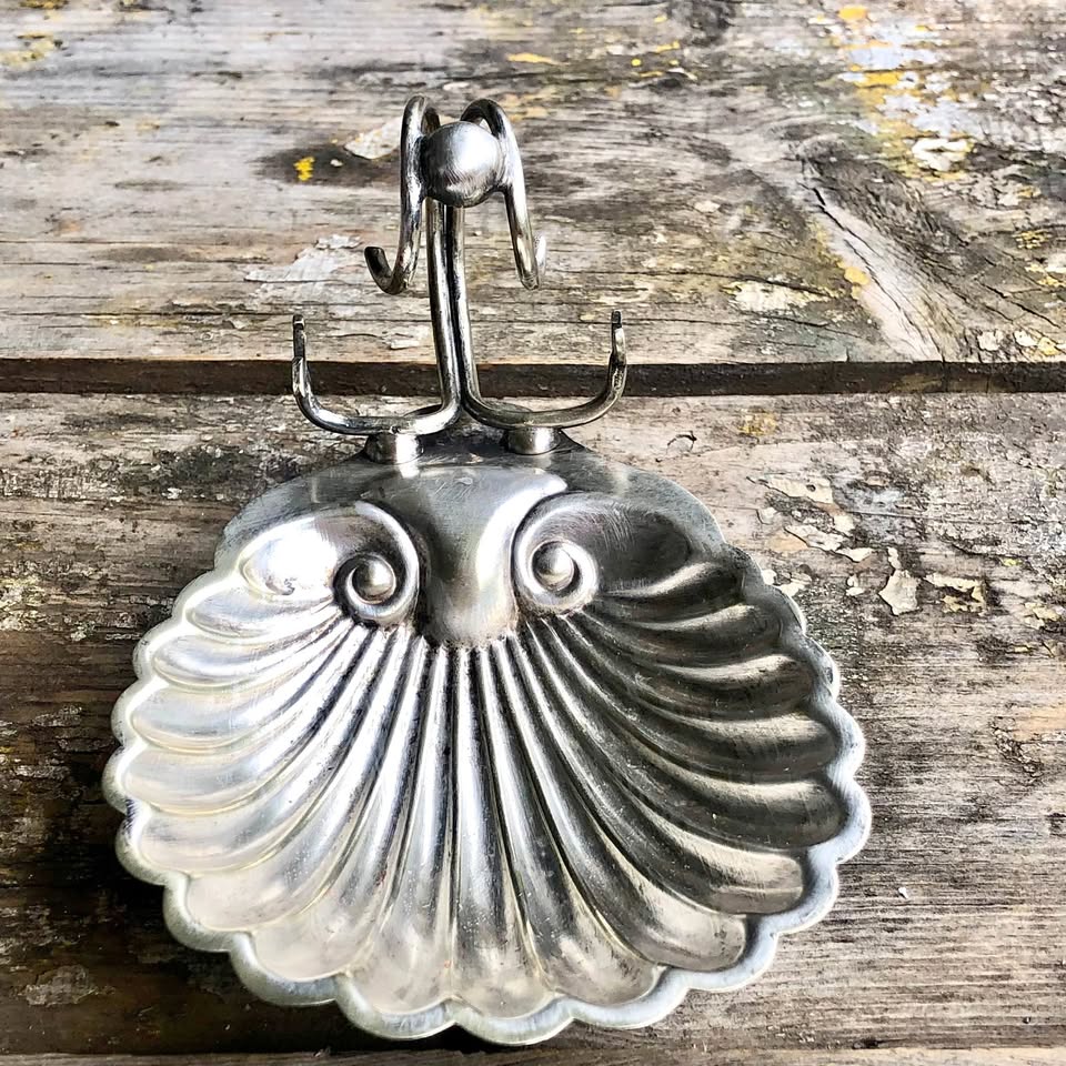 Very unusual vintage butter dish with space for a butter knife – knife not included Very unusual vintage butter dish with space for a butter knife – knife not included