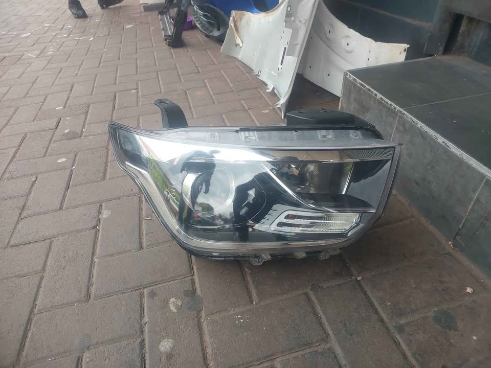 Hyundai H1 headlight right side - Private Seller Hyundai H1 headlight right side - Private Seller