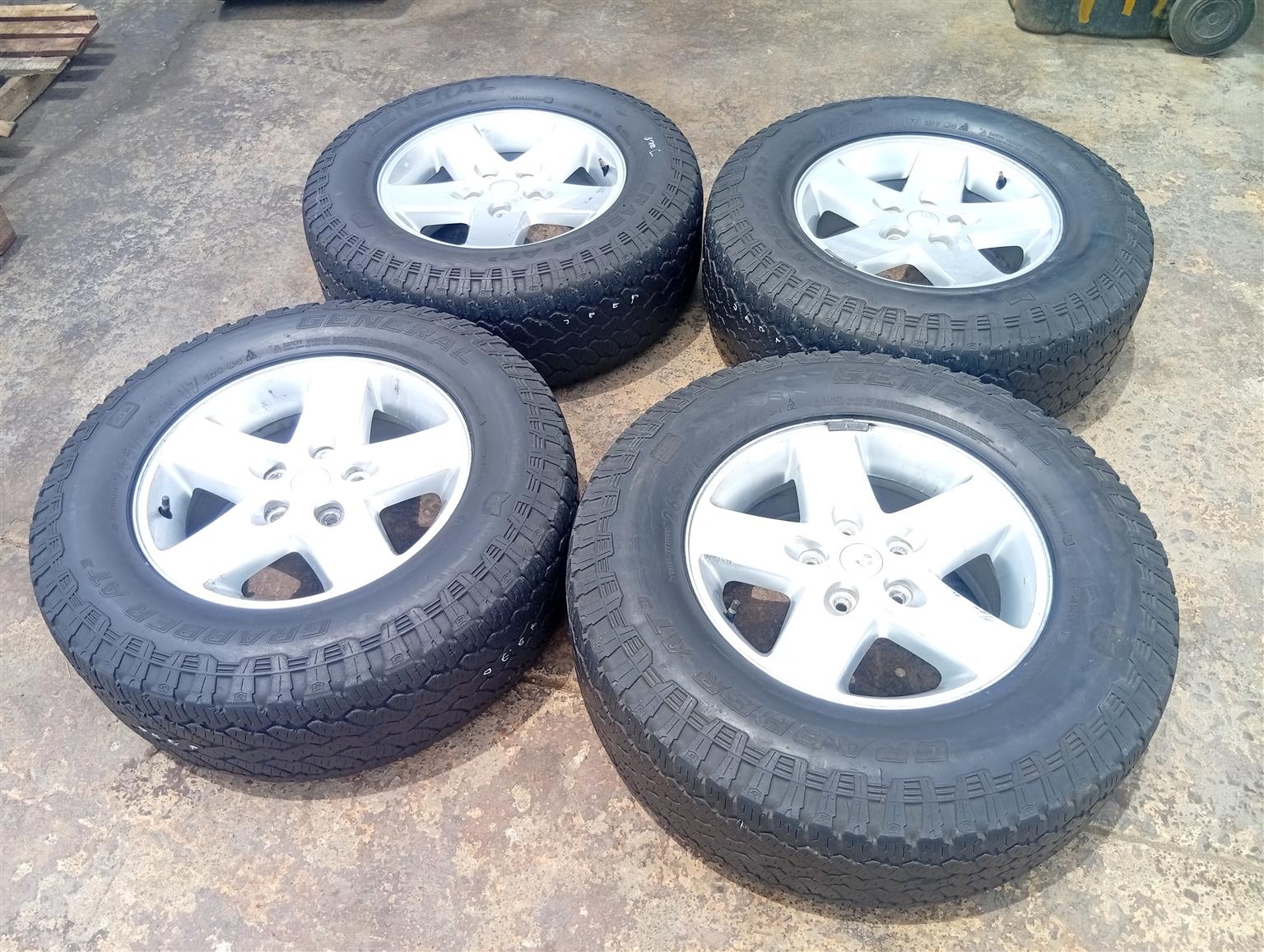 Jeep grand cheeroke 265/70R 17 5 hole 4 set of rims and tyres - Private Seller Jeep grand cheeroke 265/70R 17 5 hole 4 set of rims and tyres - Private Seller
