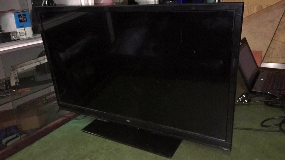 Tv 32 inch not Smart  No remote works 100 percent Tv 32 inch not Smart  No remote works 100 percent