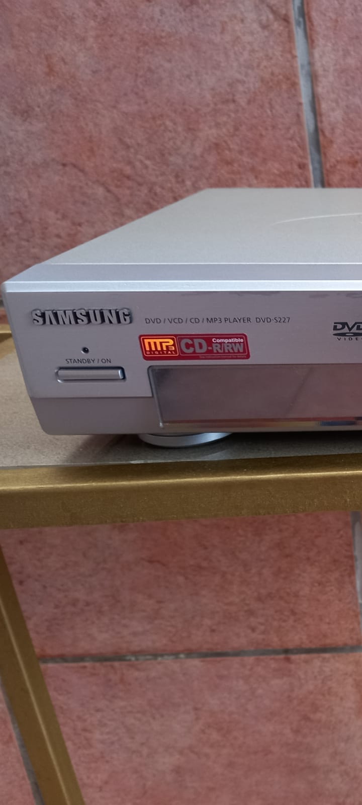 SAMSUNG S227.
DVD/CD/MP3 PLAYER