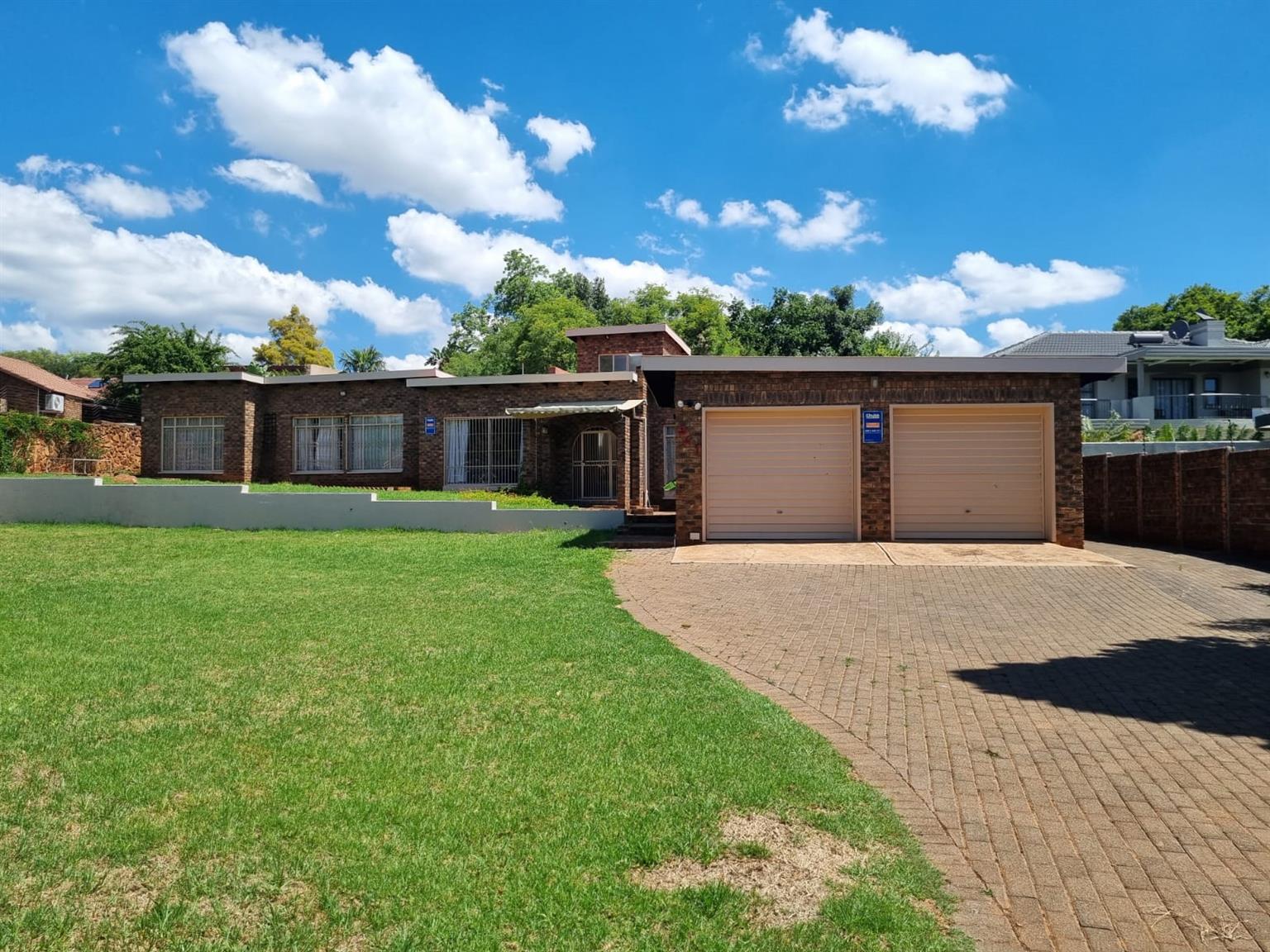 Fully furnished luxury room next to Faerie Glen hospital Junk Mail